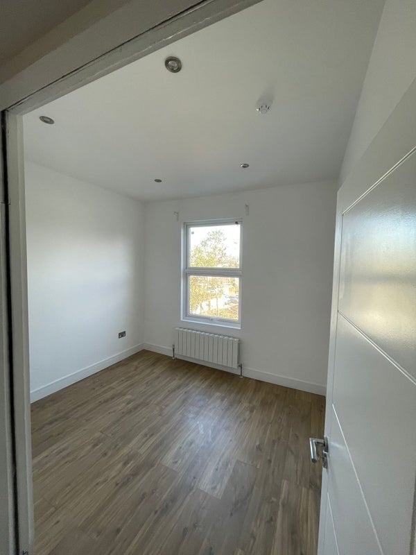 Room Powell Road in Greater London