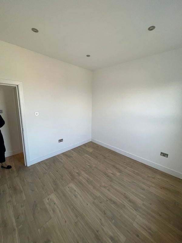 Room Powell Road in Greater London