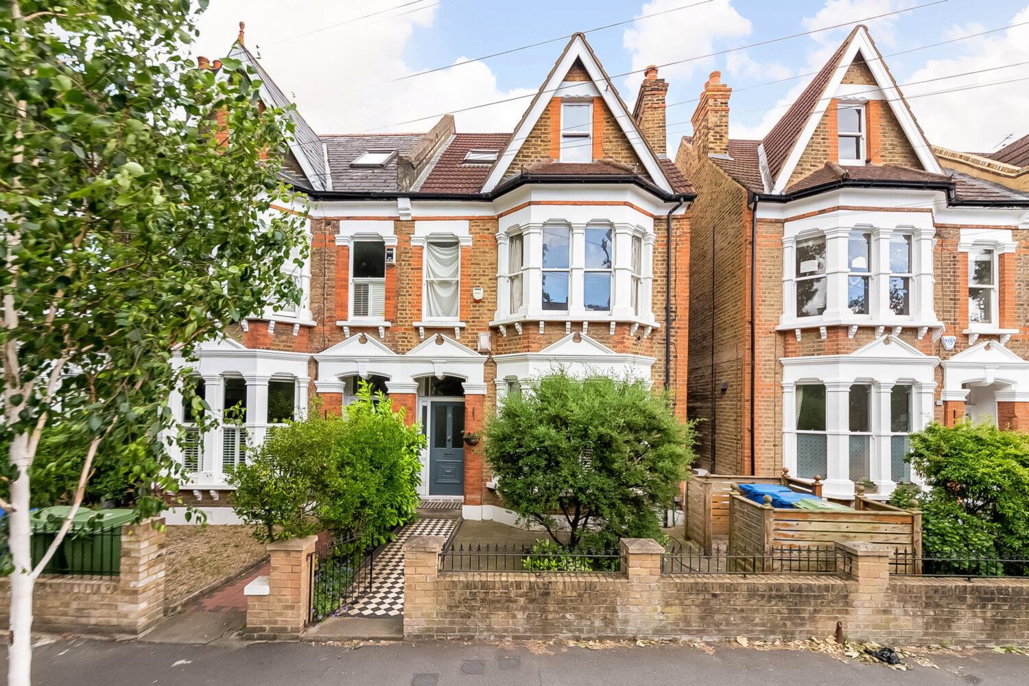 Flat Elmwood Road in Greater London