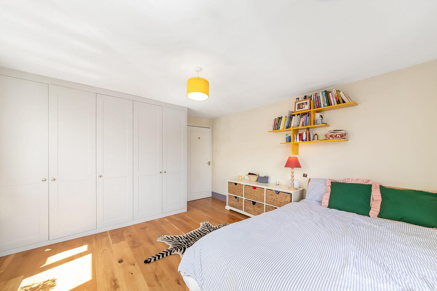 Flat Elmwood Road in Greater London