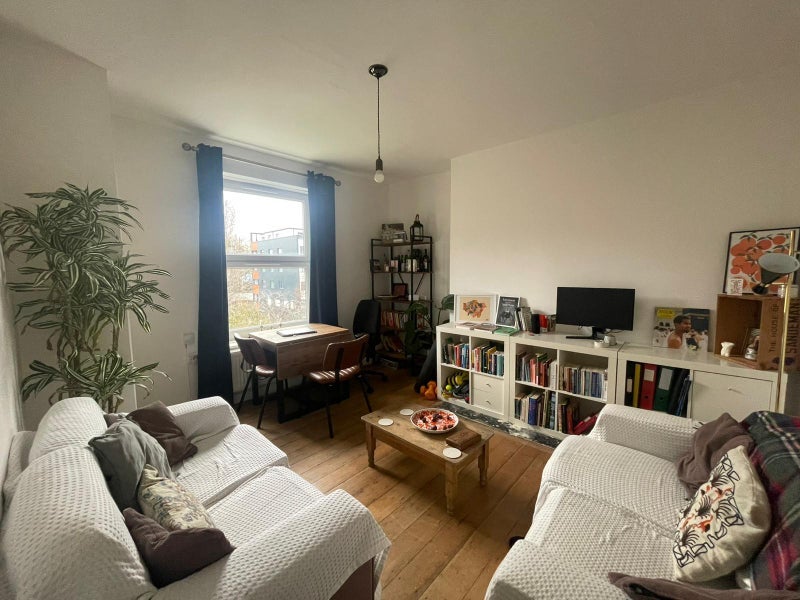 Room Warburton Street in Greater London
