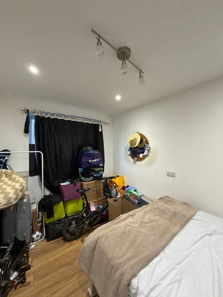 Room Phipps Bridge Road in Greater London