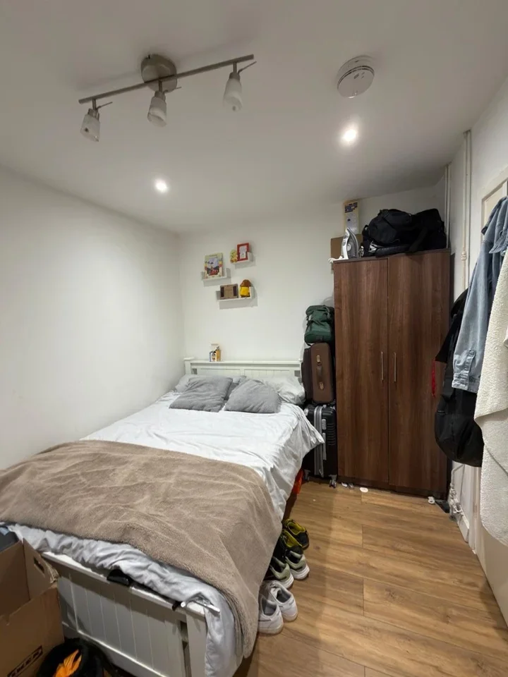 Room Phipps Bridge Road in Greater London