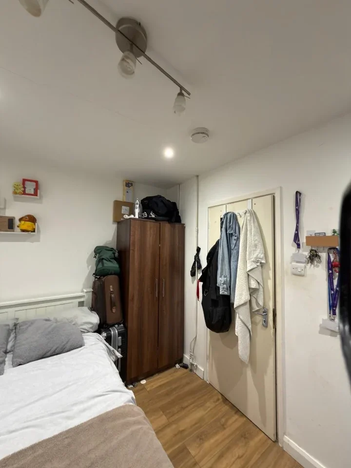 Room Phipps Bridge Road in Greater London