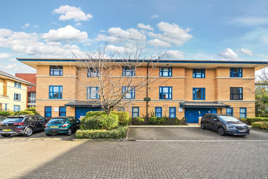 Flat Buckingham Square in Milton Keynes