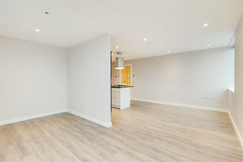 Flat Harrow Road in Greater London