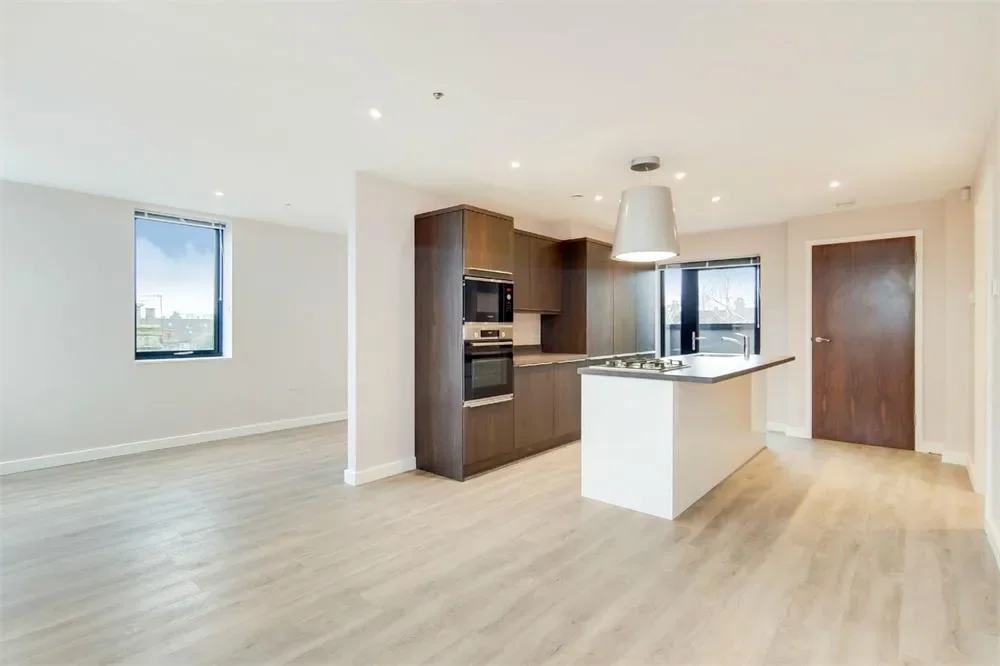 Flat Harrow Road in Greater London