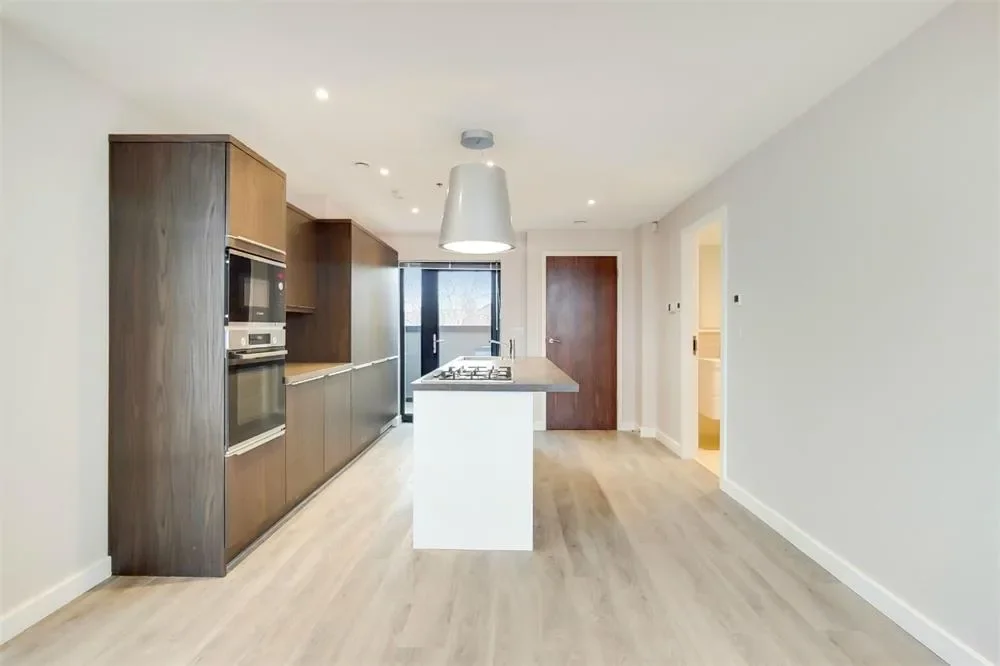 Flat Harrow Road in Greater London
