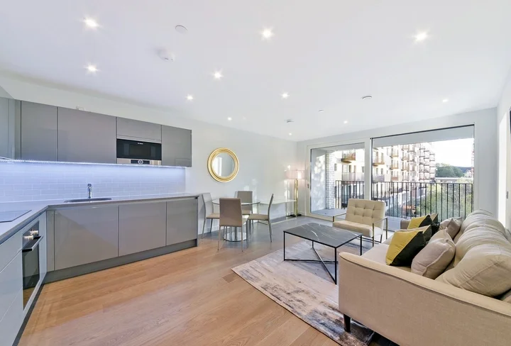 Flat Sayer Street in Greater London