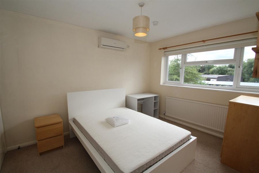 Room Kimbers Lane in Farnham