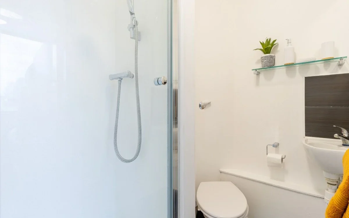 Room King's Road in Greater London