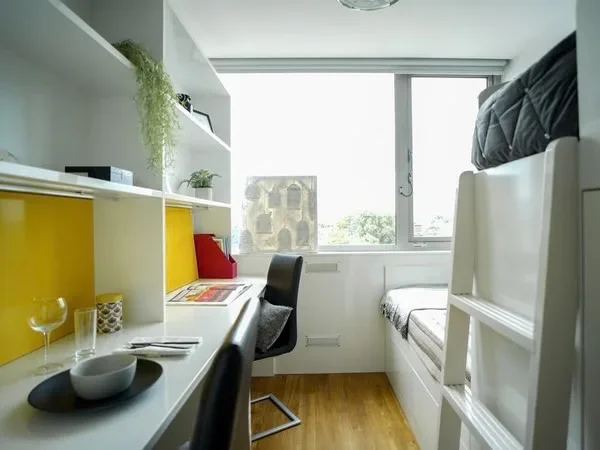 Room King's Road in Greater London