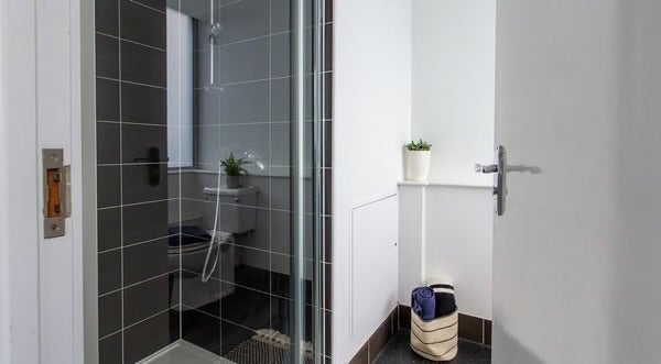 Room King's Road in Greater London