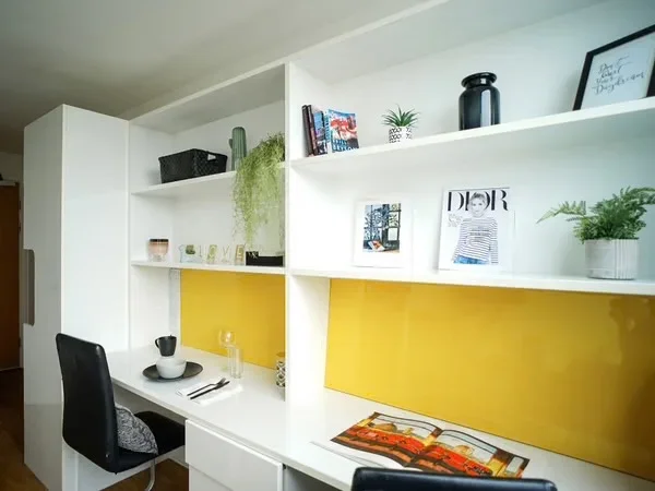 Room King's Road in Greater London
