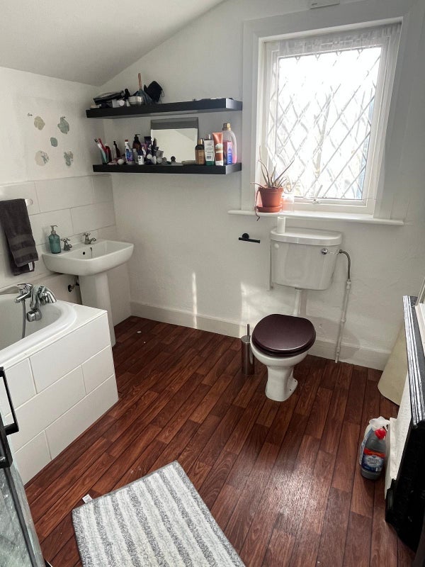 Room Sandown Road in Greater London