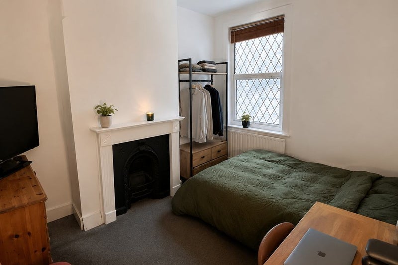 Room Sandown Road in Greater London