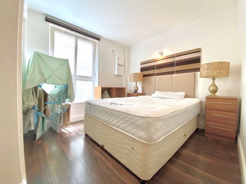 Flat Commercial Road in Greater London
