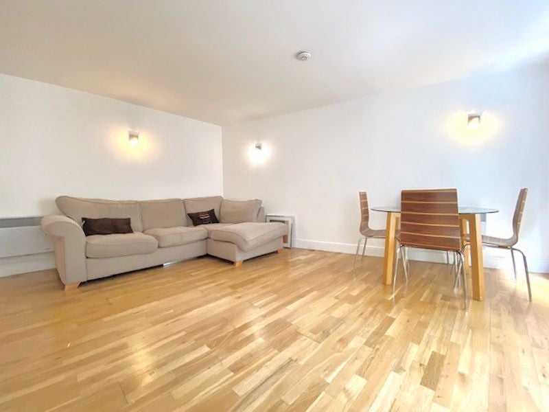 Flat Commercial Road in Greater London