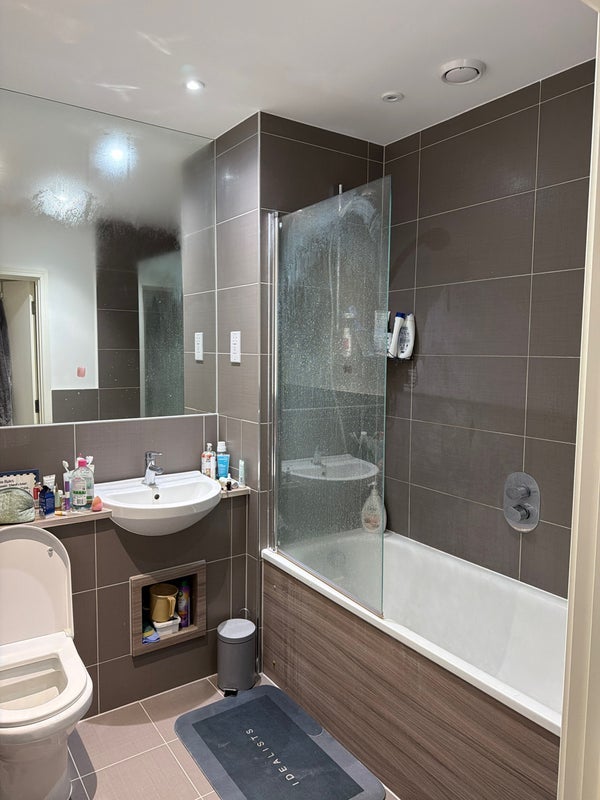 Room Bollo Lane in Greater London
