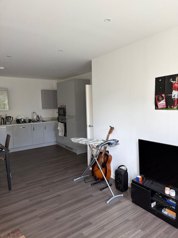 Room Bollo Lane in Greater London