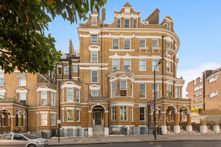 Flat Airlie Gardens in Greater London