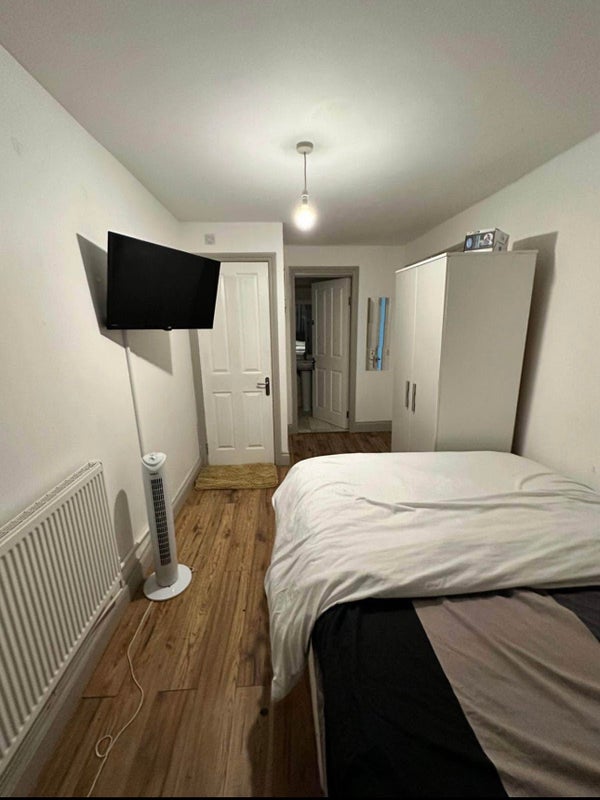 Room Goldcrest Close in Greater London