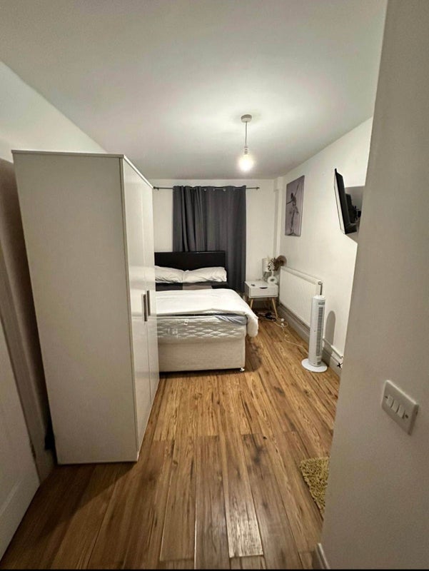 Room Goldcrest Close in Greater London
