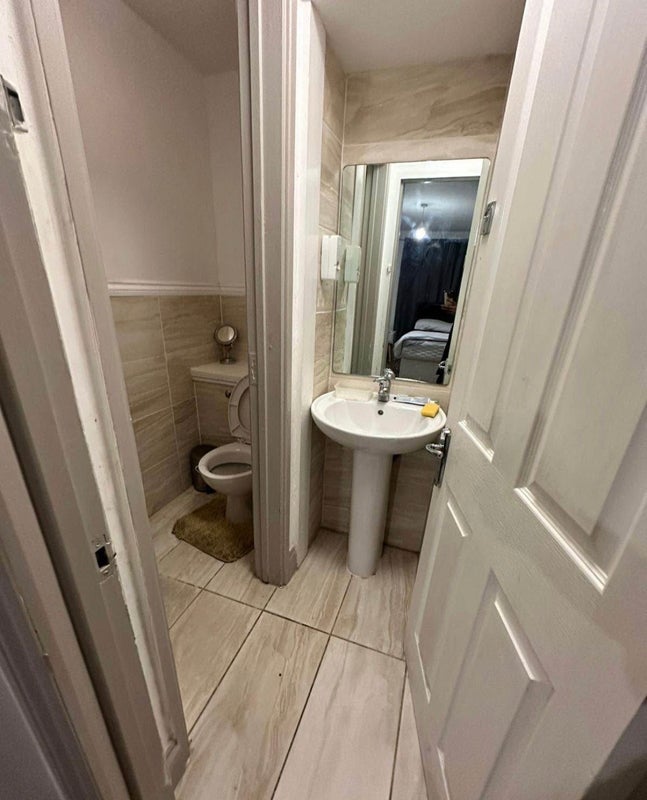 Room Goldcrest Close in Greater London