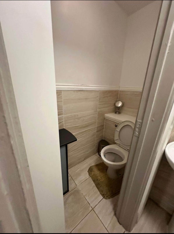 Room Goldcrest Close in Greater London