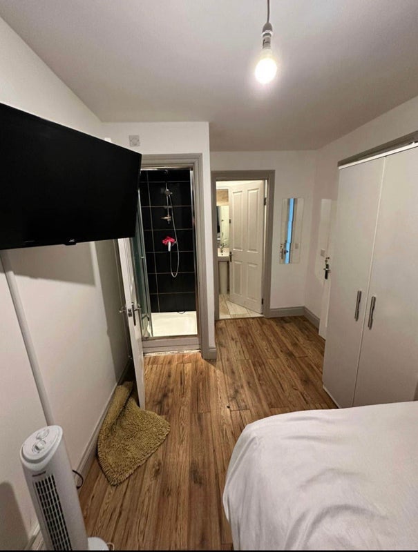 Room Goldcrest Close in Greater London
