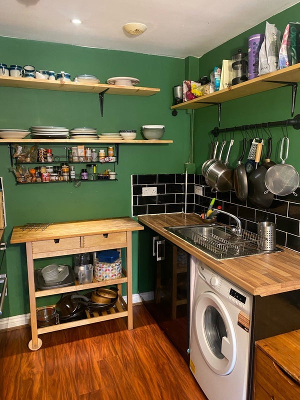Room Woodside Road in Manchester