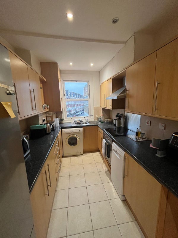 Room Sinclair Gardens in Greater London