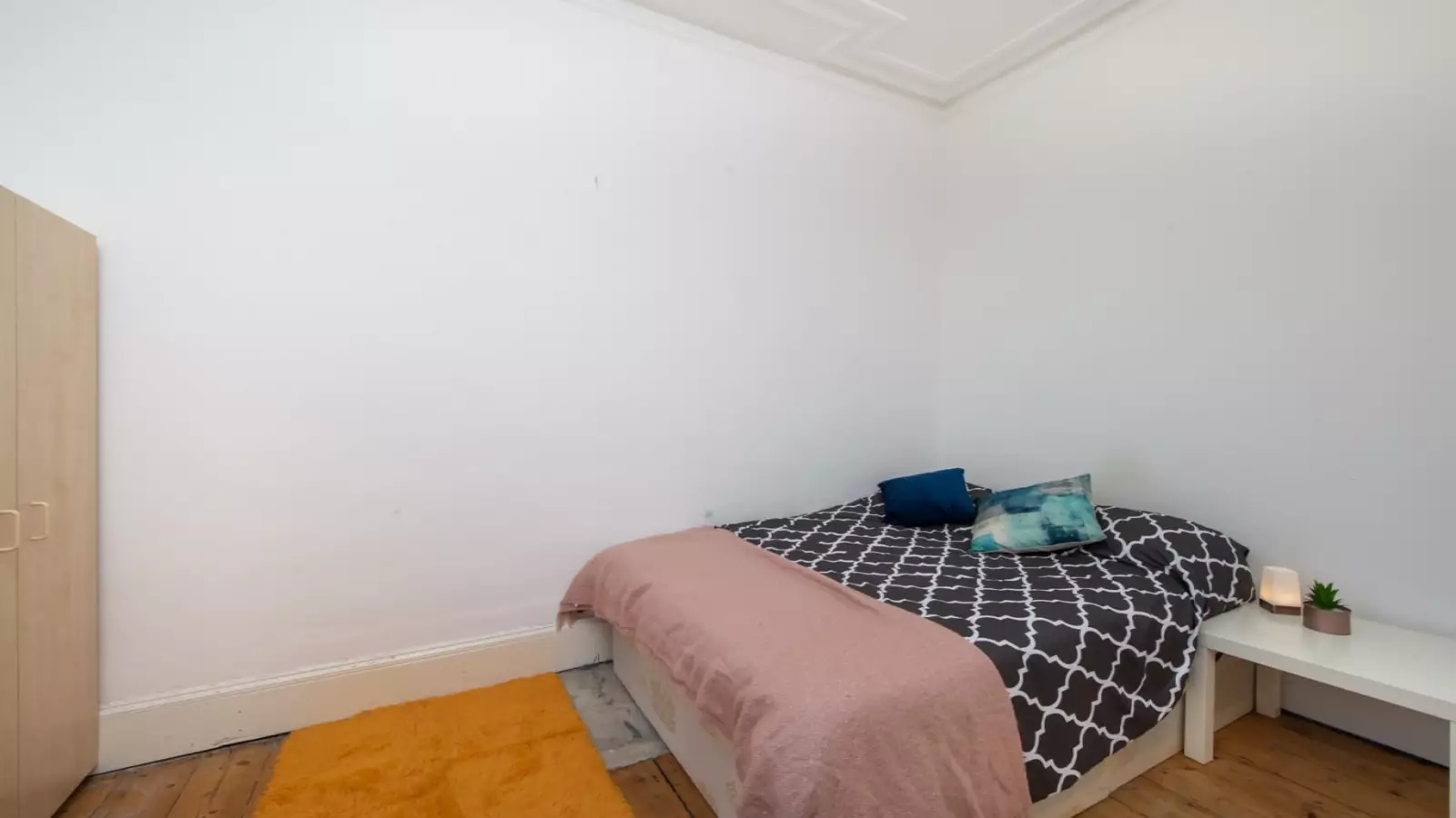 Flat Hazellville Road in Greater London