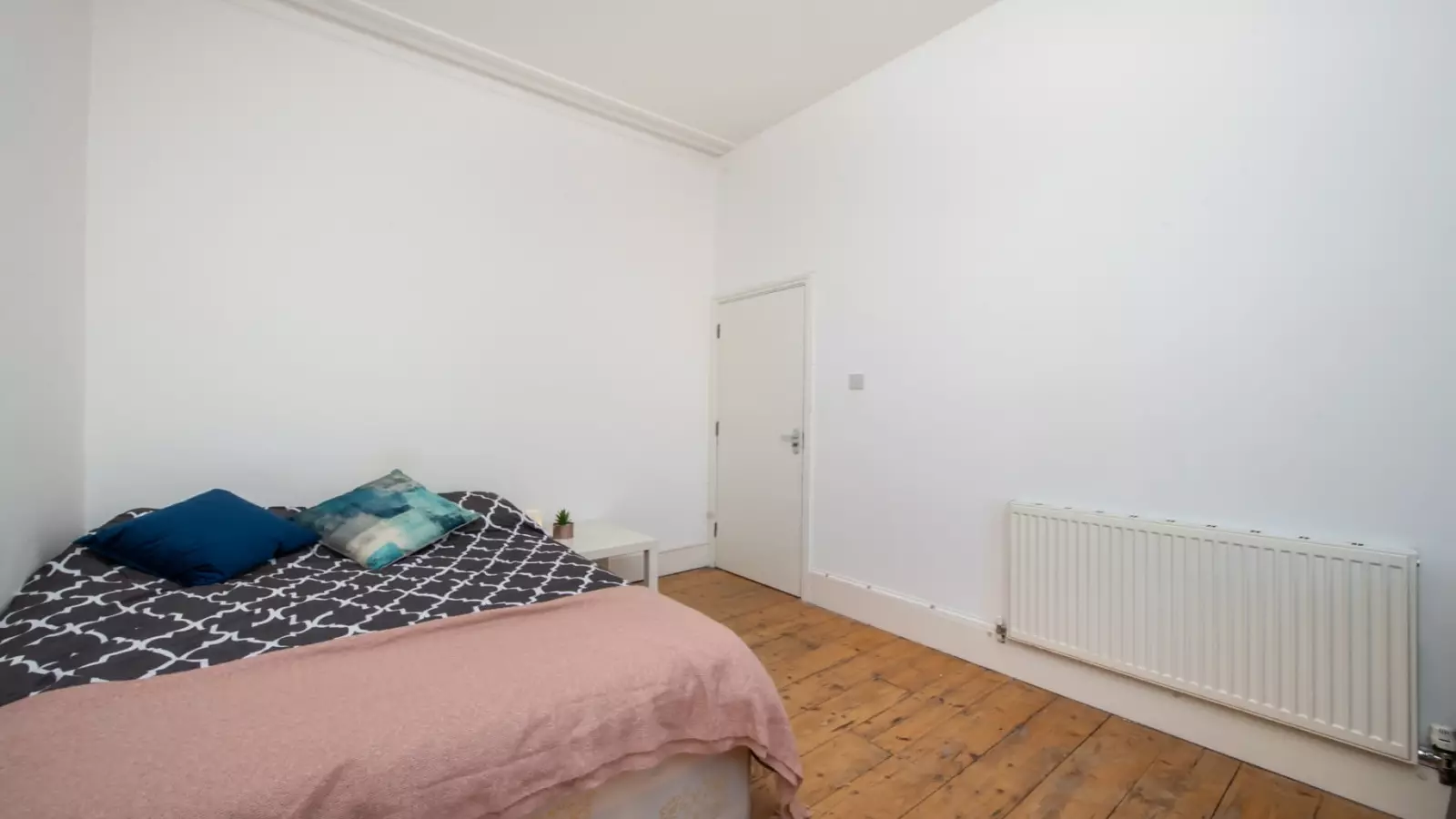 Flat Hazellville Road in Greater London