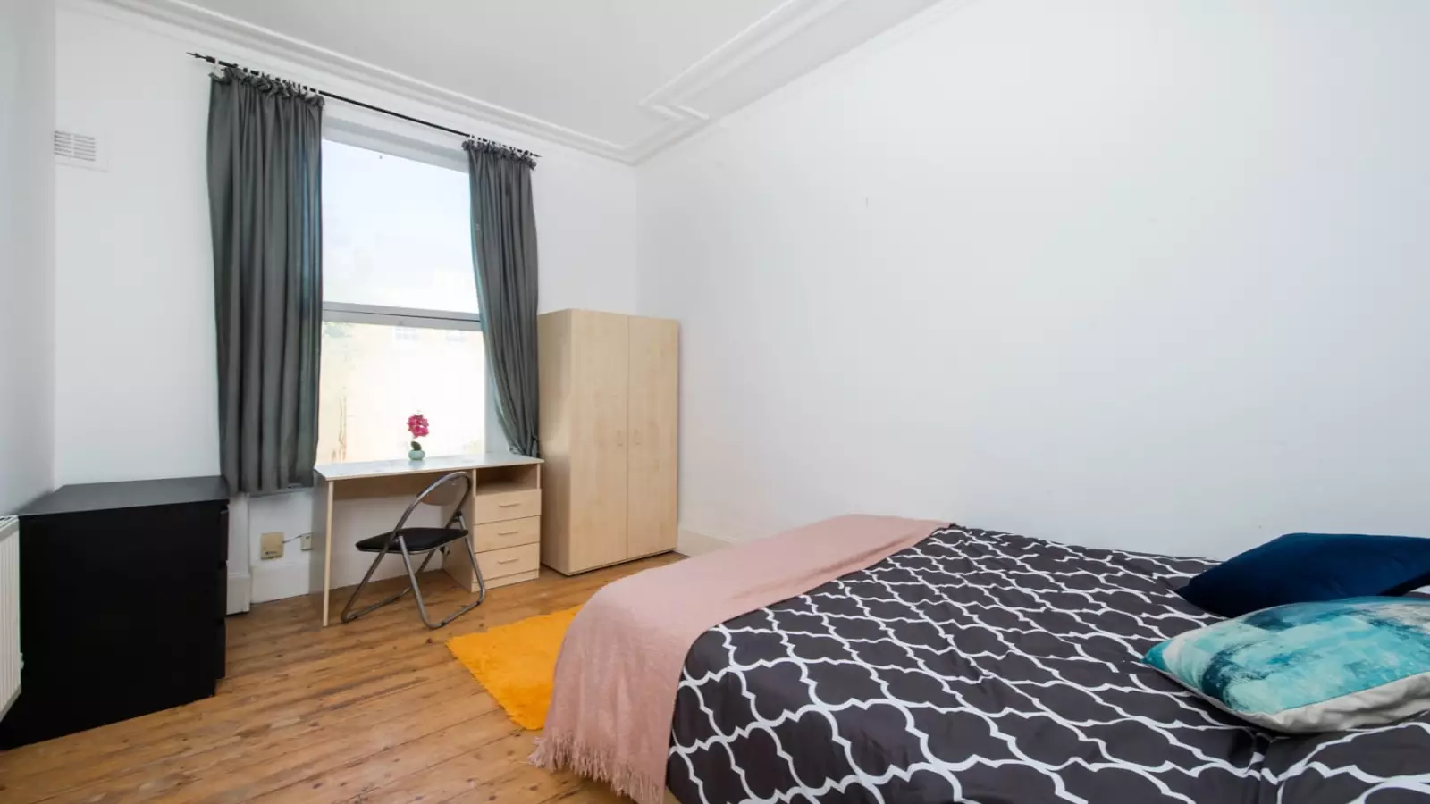 Flat Hazellville Road in Greater London