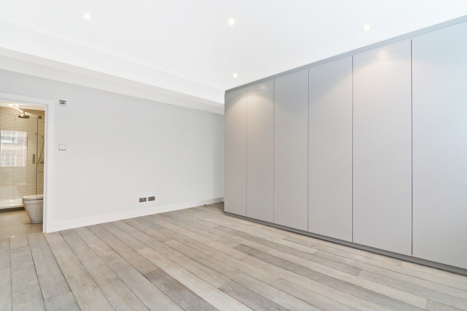 Flat Earlham Street in Greater London