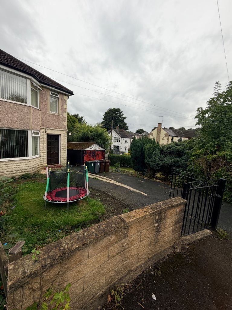 House Kingsdale Grove in Bradford