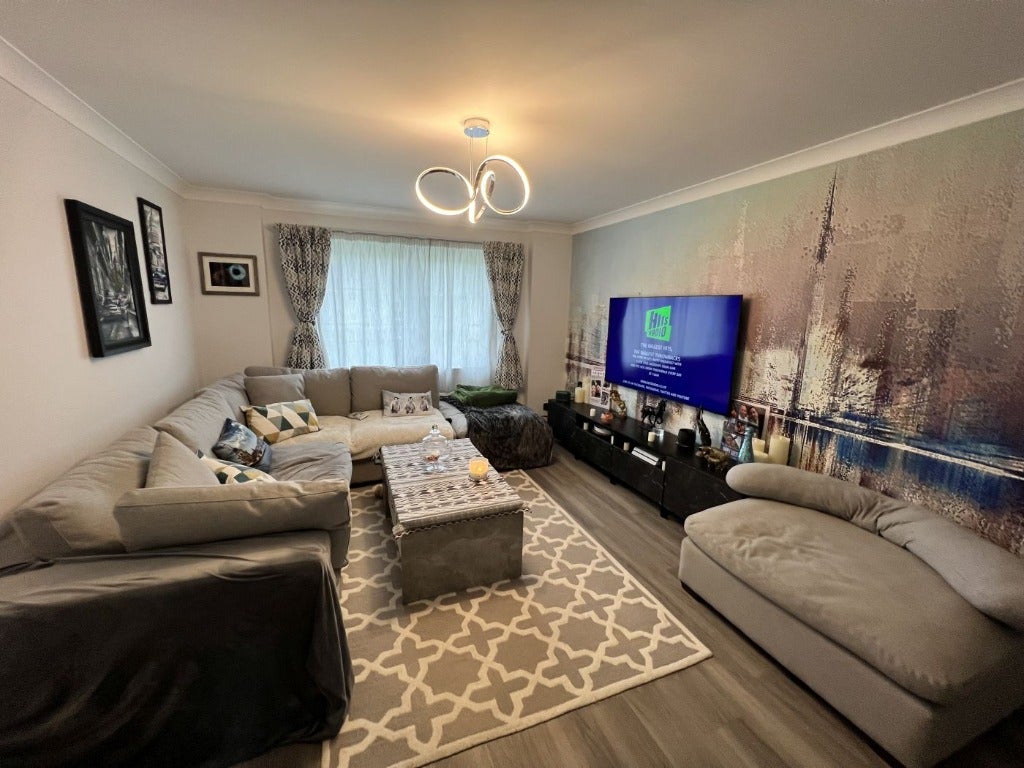 Flat Mackie Place in Westhill