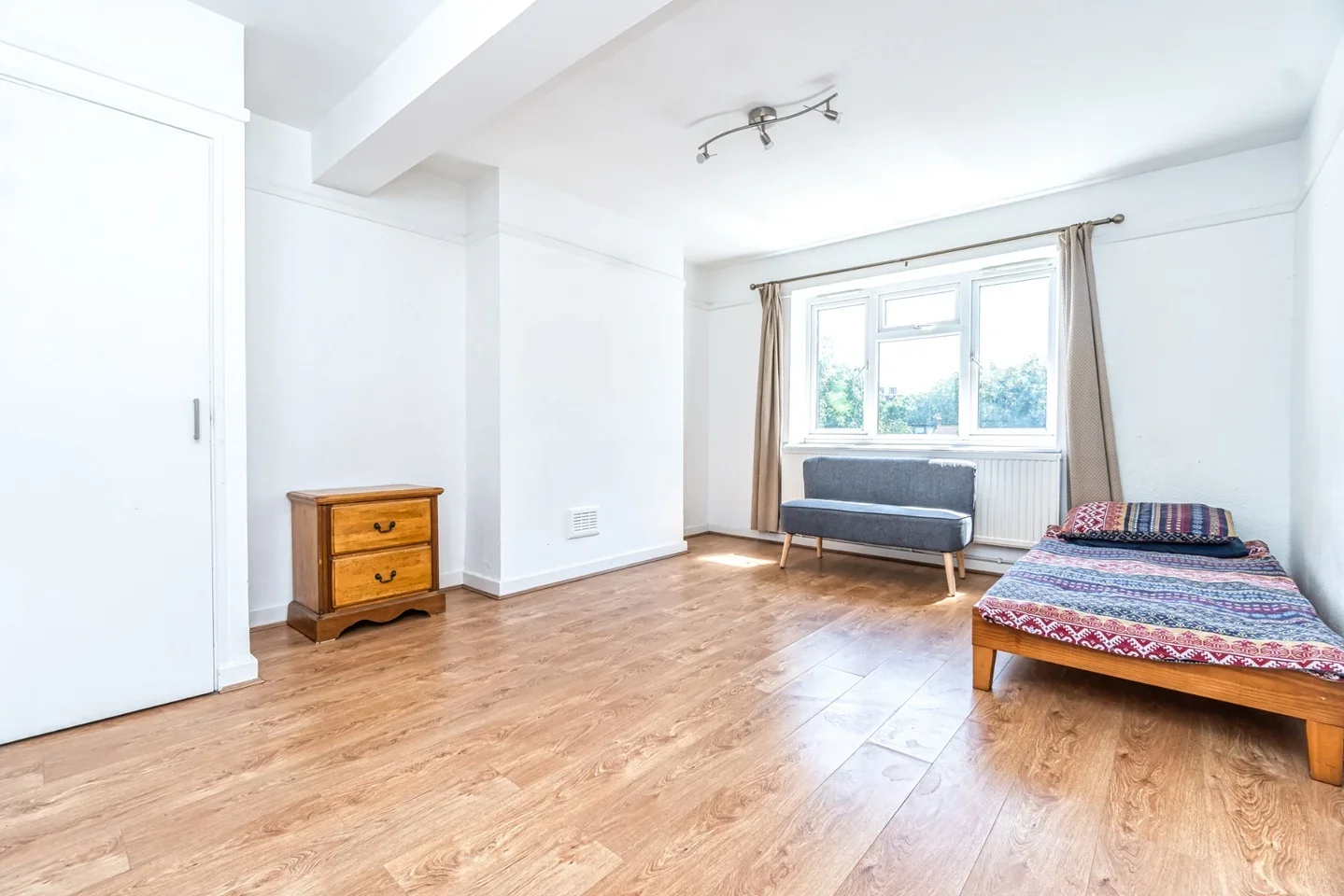 Flat Manor Road in Greater London