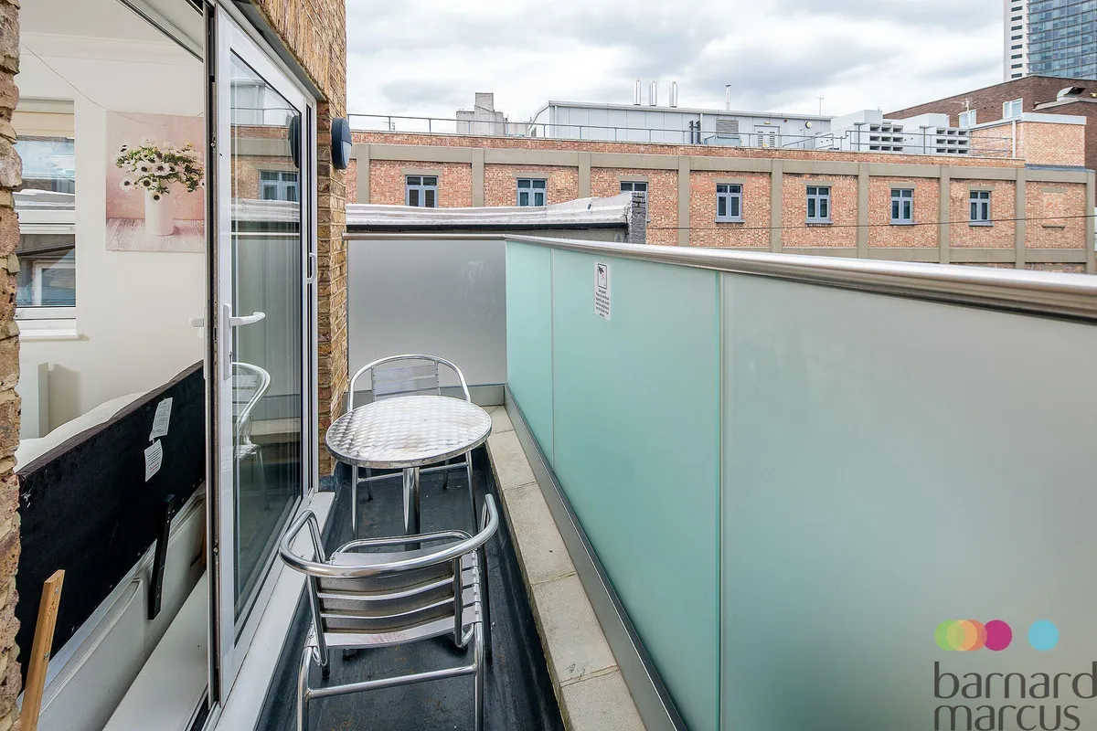 Flat Seagrave Road in Greater London