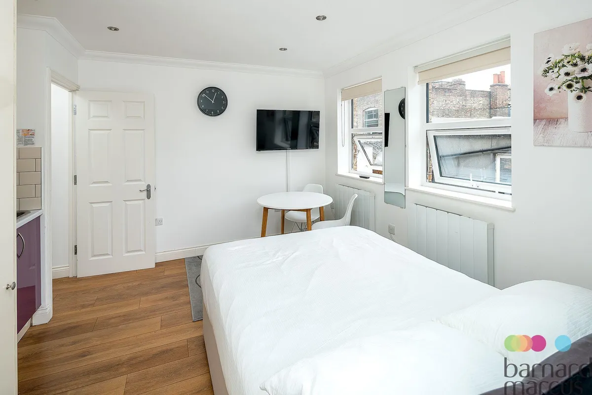 Flat Seagrave Road in Greater London