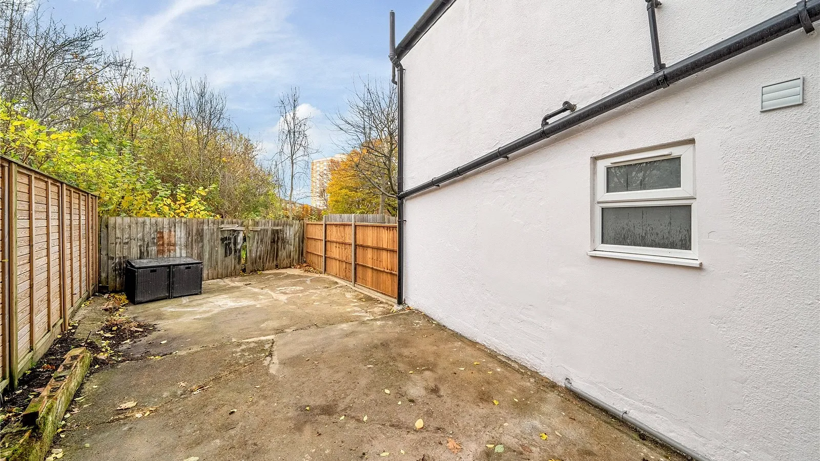 Flat St Albans Crescent in Greater London