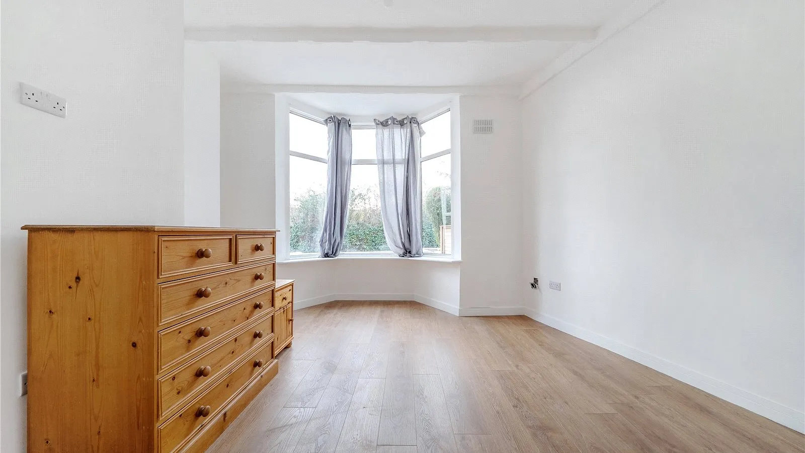 Flat St Albans Crescent in Greater London