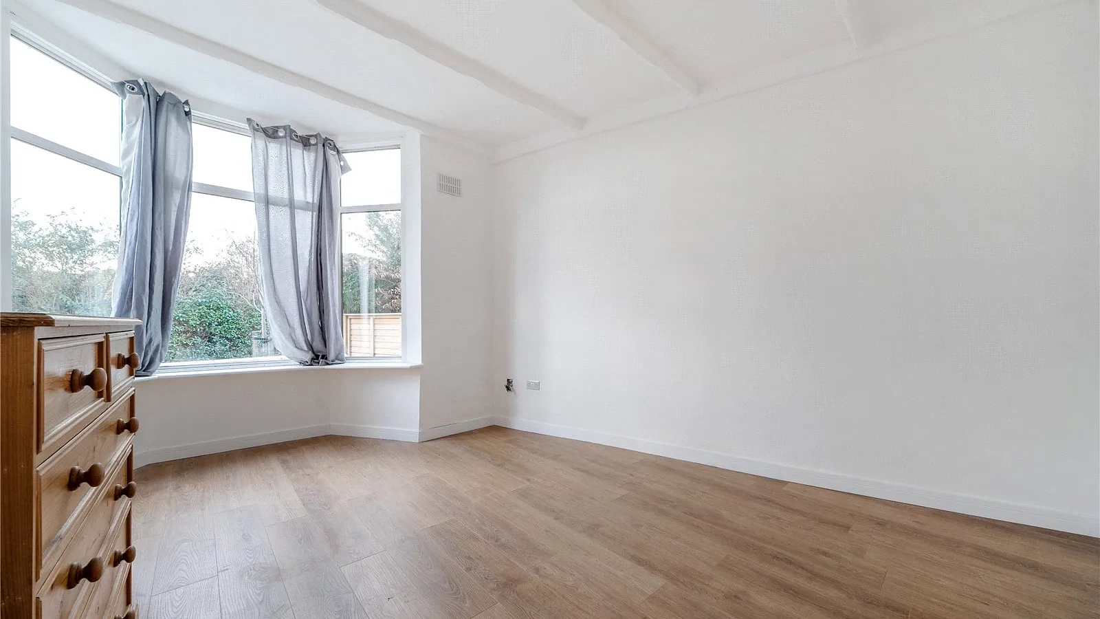 Flat St Albans Crescent in Greater London
