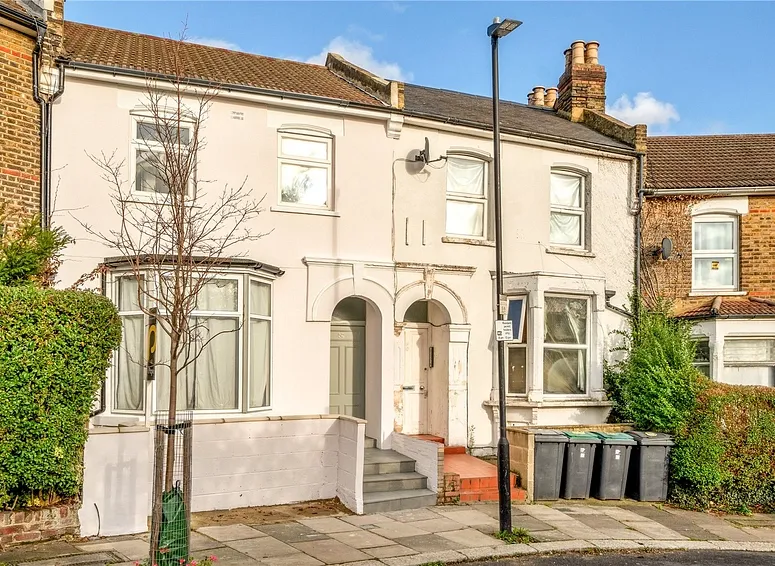 Flat St Albans Crescent in Greater London