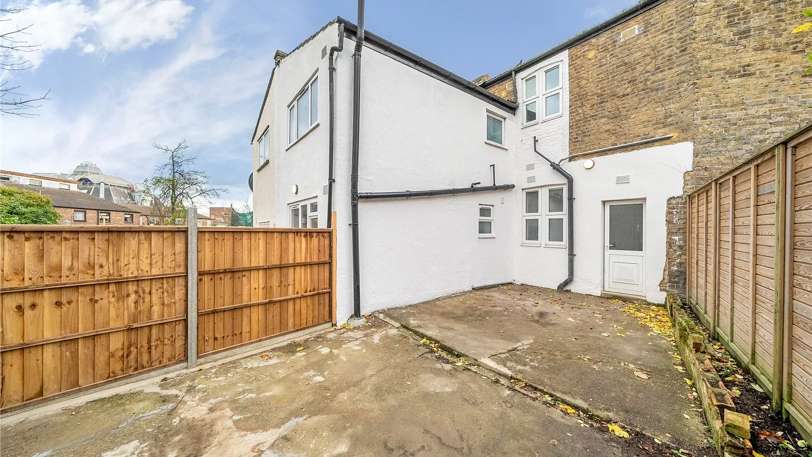 Flat St Albans Crescent in Greater London