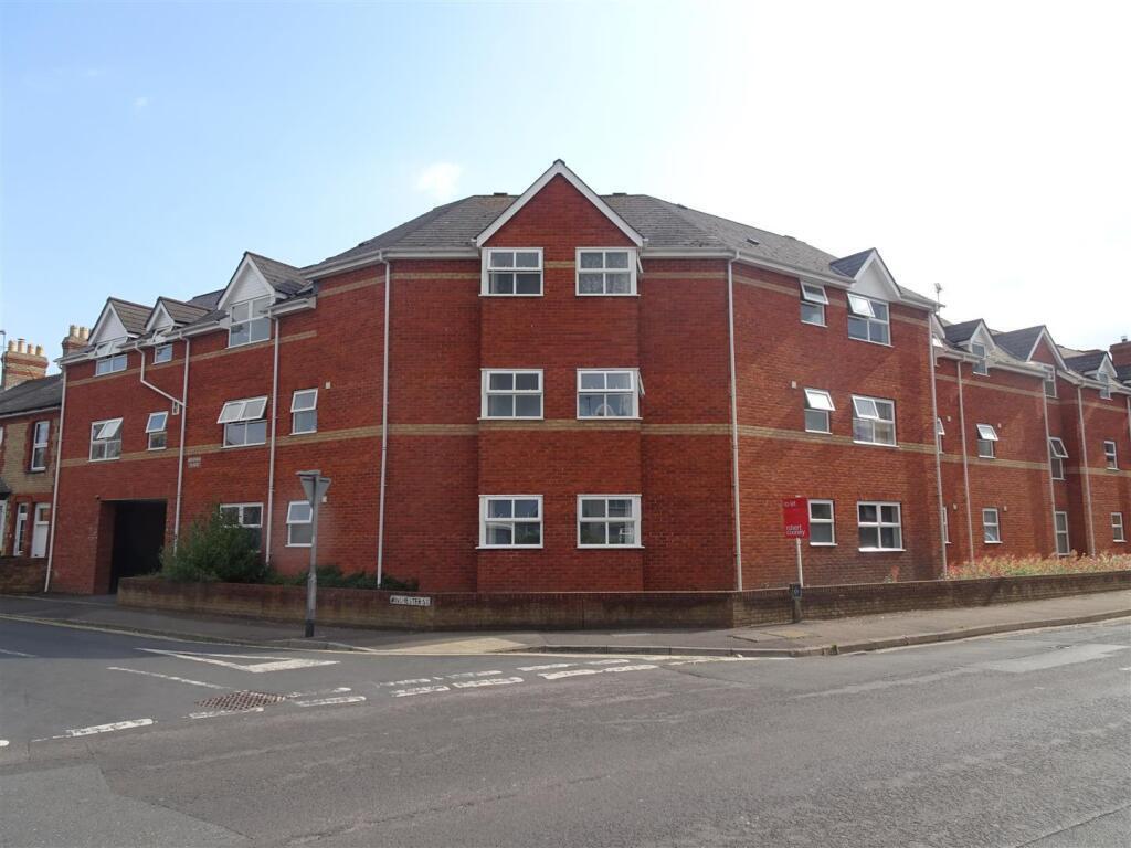 Flat Winchester Street in Taunton
