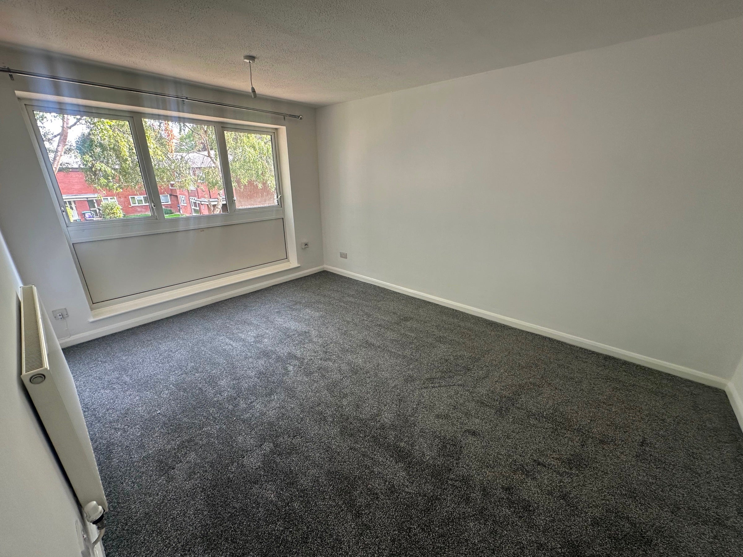 Flat Woodloes Avenue South in Warwick
