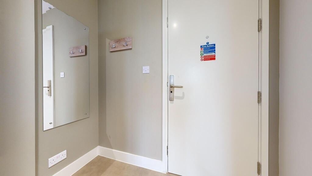 Room Ilderton Road in Greater London