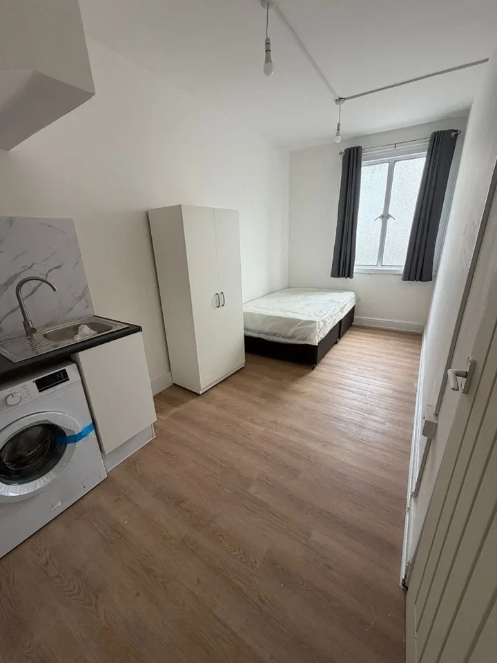 Flat London Road in Greater London